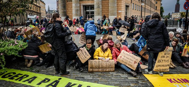 På Mynttorget demonstrerar Rebellmammorna för att väcka uppmärksamhet om klimatkrisen.