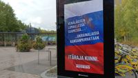 På reklampelarna står ”Medan ryssarna semestrar i Finland pågår ett folkmord av ukrainare. Stäng östgränsen.” undertecknat Sannfinländska ungdomsförbundet.