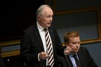 Omsorgsminister Aki Linden (SDP) svarar på interpellationen.