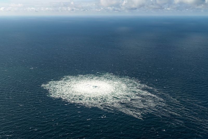 Bubblor syns på vattenytan vid gasläckan från Nordstream 2. Bilden är tagen från danska försvarets F-16-plan vid Bornholm och släpptes under tisdagen.