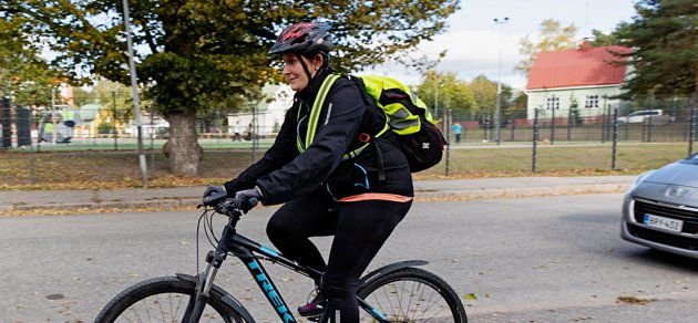 Ann-Sofi Sandbäck cyklar nästan varje dag till och från jobbet vid Kvarnbackens skola i Borgå.