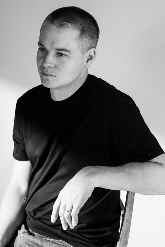 Poeten Olli Sinivaara förärades Yles litteraturpris Den dansande björnen för sin diktsamling Puut.