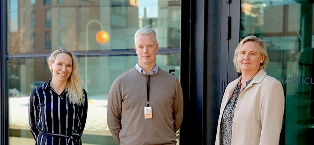 Landschef Ira Keskitalo från Huawei Finlands Enterprise Business Group (t.v.), teamledare Peter Waltonen och rektor Laila Andersson från Yrkesinstitutet Prakticum.
