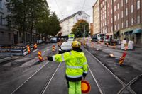 Tålamod behövs i trafiken i Helsingfors just nu. Riktigt än är byggarbetet på Runebergsgatan inte klart.