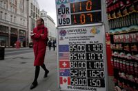 Det brittiska pundet har störtdykt till den hittills lägsta nivån mot den amerikanska dollarn vilket fick den brittiska centralbanken Bank of England att agera. Centralbanken meddelade att den kommer att börja köpa statsobligationer i ett försök att stabilisera den brittiska ekonomin.