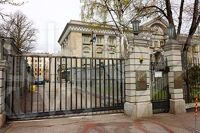 De ryska underrättelsetjänsternas viktigaste källa till information i Finland är spioner under diplomatisk täckmantel. På bilden Rysslands ambassad på Fabriksgatan i Helsingfors där ett femtiotal ryska diplomater är stationerade enligt Utrikesministeriets diplomatförteckning.