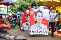 Demonstranter tågar genom Myanmars största stad Rangoon (Yangon) till stöd för den fängslade ledaren Aung San Suu Kyi. Arkivbild