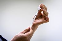 Vaccinationerna i höst sker företrädesvis med nya variantanpassade vaccin. För friska vuxna är nyttan av dem ändå oklar, säger Institutet för hälsa och välfärd.
