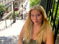 Ingrid Lindberg i Köpenhamn använder ofta Mobilepay, men kan inte betala pengar till sina finländska vänner, trots att de använder samma app.