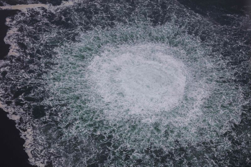 Gasläckorna syns på ytan som två skummande cirkelformade fält, 180 respektive 800 meter i diameter.