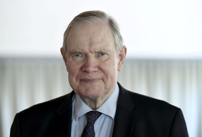 Tidigare statsministern Paavo Lipponen vägrar kommentera sin roll som konsult och lobbyist för Nord Stream 2, vars gasrör sprängdes på havsbotten utanför Sverige och Danmark för ett par veckor sedan.