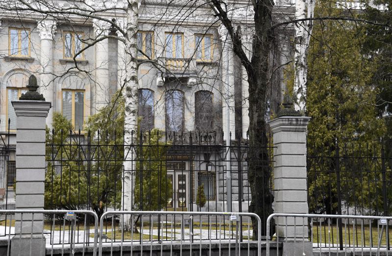 De ryska underrättelsetjänsternas viktigaste källa till information i Finland är spioner under diplomatisk täckmantel. På bilden Rysslands ambassad på Fabriksgatan i Helsingfors där ett femtiotal ryska diplomater är stationerade enligt Utrikesministeriets diplomatförteckning.