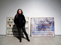 Klitsa Antoniou framför sitt verk No Photographs Should be Taken Beyond this Point i Borgå Konsthall.
