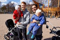 Papporna Jussi Nikki och Marcus Torni på Kasinostranden på Drumsö. HBL intervjuade dem i fjol angående att stadsdelen är mycket åtråvärd på bostadsmarknaden.