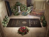 Drottning Elizabeths gravsten, som hon delar med sin far kung George VI, sin mor Elizabeth och sin make prins Philip, i St George's Chapel i Windsor Castle.