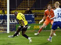 Honkas Edmund Arko-Mensah skjuter in kvitteringen bakom Conor Hazard.