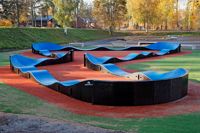 Så här ser en pumptrack-bana ut. Banan på bilden finns i Vårberga i Borgå.