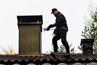Sotaren John Saxberg varnar fastighetsägare för att tända brasor i eldstäder som inte har sotats på ett par år. – Det samlas både torra löv och döda fåglar i skorstenar som står oanvända, påminner han.