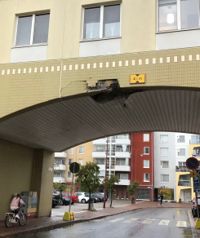 Under tunneln till hyreshuset kan man inte köra om fordonet är högre än 4,1 meter.