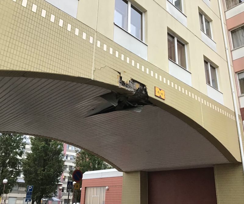 Taket rämnade när lastbil körde in i tunnel under hus i Lillhoplax