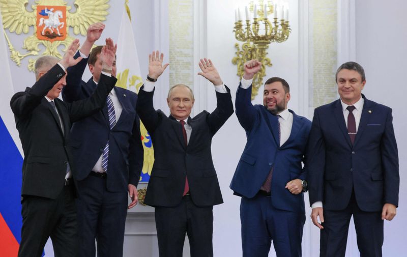 Enligt Markku Kangaspuro krävs att också den ryska eliten får nog. På bilden är de av Moskva utsedda cheferna för Kherson-regionen Vladimir Saldo och Zaporizhzhia-regionen Jevgenij Balitskij, Rysslands president Vladimir Putin, Donetsk-separatistiska ledaren Denis Pushilin och Lugansk-separatistiska ledaren Leonid Pasechnik. Bilden är tagen efter att underteckningen av fördraget om annekteringen av de fyra regionerna i Ukraina.