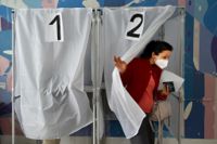 En kvinna röstar i de skenomröstningar som föregick Rysslands besked om en annektering av fyra ockuperade territorier i Ukraina. Bild från Melitopol i regionen Zaporizjzja den 27 september.