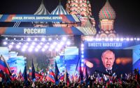 Putin på en skärm på Röda torget när han talar för att uppmärksamma annekteringen av fyra regioner i Ukraina.