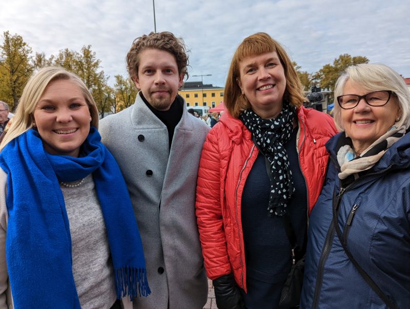 Politikerkvartetten Elin Blomqvist-Valtonen, Heikki Vestman, Mikaela Nylander och Arja Isotalo talade under demonstrationen.