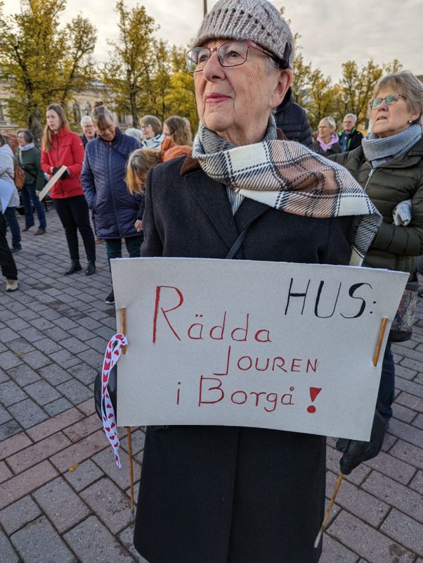 Många hade liksom Marianne Reijonen gjort egna skyltar och plakat.