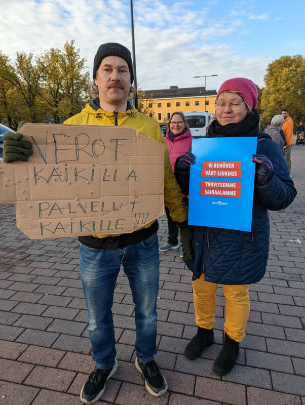 Helsingfors är inte hela Finland, ta inte bort servicen från resten av landet, säger Mikko Kulonen och Sari Breilin från Porlom.