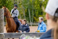 Jessica Aminoff är uppvuxen i sadel och höll också sitt jubileumstal därifrån. Bredvid henne står Billnäs ridcentrums grundare och ägare Arja Aminoff och medgrundaren Maria Möller.