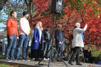 Demonstration mot HUS sparplaner bland sjukvårdspolitiker i östra och västra Nyland. Vid mikrofonen Elin Blomqvist-Valtonen (SFP) som representerar Östra Nylands välfärdsområde i HUS styrelse.