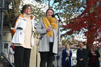 Erica Kullberg och Pernilla Lindberg arbetar som barnmorskor vid Lojo bb och höll ett känsloladdat och tankeväckande tal på demonstrationen i Ekenäs. I Bakgrunden syns SFP-politikerna Anita Westerholm från Raseborg, Veronica Rehn-Kivi från Grankulla och Heidi Himmanen från Lojo.