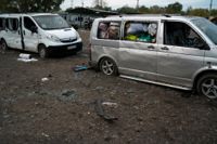 Förstörda bilar efter fredagens attack i Zaporizjzja.
