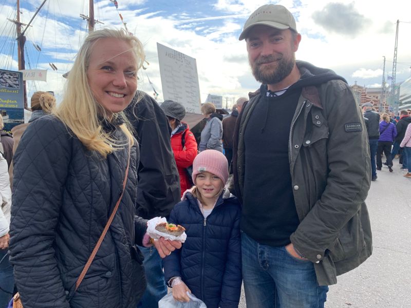 Daniela, Caroline och Casimir Reincke på strömmingsmarknaden. Lillasyster Charlotte var också med.