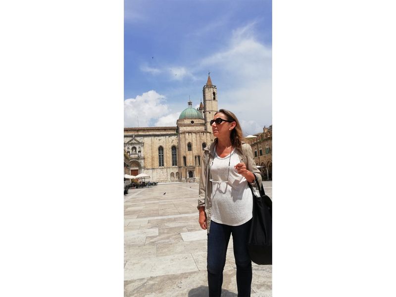 Tiziana Antonucci, chef för AIED i Ascoli Piceno, på stadens Piazza del Popolo.