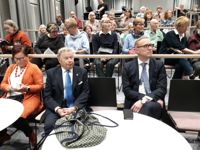 Äldrerådets viceordförande Leena Sorjonen, ordförande Carl-Johan Numelin och stadsdirektören Jukka-Pekka Ujula.