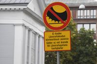 I slutet av september kom skyltarna upp som berättar om att det numera råder dubbdäcksförbud på Lönnrotsgatan i centrala Helsingfors. Två månader senare skrev polisen i torsdags ut den första boten till en förare som brutit mot förbudet.