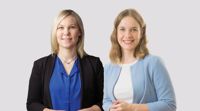 Elin Blomqvist-Valtonen och Karin Cederlöf ser remitteringen av HUS sparlista som en delseger för sjukhusen i Borgå, Raseborg och Lojo.