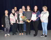 Olohuone-klubben i Sjundeå fick kommunens kulturpris 2022. På bilden Meeri Holmberg, Tuula Heinänen, Tiina Miininen, Kati Wasenius, Anne-Mari Nieminen, Matleena Suolaniemi, Hanna-Mari Kallio och Nina Törrönen.
