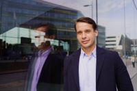 SFP:s vice ordförande Henrik Wickström, andra vice ordförande i styrelsen för Västra Nylands välfärdsområde, är glad över styrelsens beslut att granska HUS budgetramar.