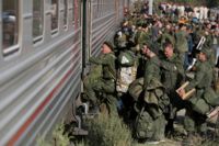 Ryska rekryter går ombord ett tåg i Prudboi i regionen Volgograd. Bild från den 29 september.