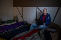 Alexander delar rum med tre andra ryska män som liksom han flytt från den ryska arméns mobilisering. De har hopvikbara resesängar och luftmadrasser att tillgå. Här, i ett hörn av vardagsrummet, jobbar han från nio till fem som mjukvaruingenjör.