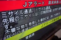 En japansk tv-kanal visar uppamningen om evakuering som skickats ut till följd av att Nordkorea ska ha avfyrat en robot över japanskt territorium.