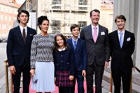 Prins Joachim och prinsessan Marie tillsammans med sin familj. Prins Nikolai längst till vänster och prins Felix längst till höger. Prinsessan Athena och prins Henrik mellan föräldrarna. Arkivbild.