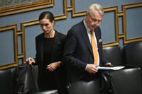 Statsminister Sanna Marin (SDP) och utrikesminister Pekka Haavisto anländer till riksdagens aktualitetsdebatt om säkerhetsläget på tisdagen.