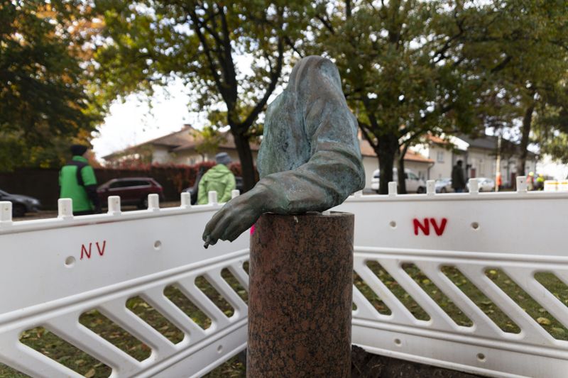 Med Leninstatyn i Kotka försvann också en annan skulptur i samma område. Den polska konstnären Krzysztof M. Bednarskis skulptur Lenins saknade arm från 1995 anses ha varit en ironisk kommentar till den intilliggande Leninstatyn.
