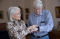 Gitta och Ulf-Christian Dahlberg har numera matchande klockor på armen, smartklockor med funktioner som de upplever är till nytta för seniorer. – Jag installerade också falldetektorn efter att Ulf-Christian hade ramlat och fått hjälp via klockan, säger Gitta Dahlberg.
