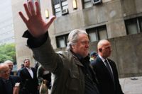 Donald Trumps tidigare rådgivare Steve Bannon har åtalats för pengatvätt och falsk penninginsamling under förevändningen att finansiera ett murbygge mellan USA och Mexiko.