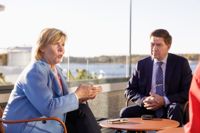 Anna-Maja Henriksson och Thomas Blomqvist, här i Ekenäs, försvarar regionens sjukhus.